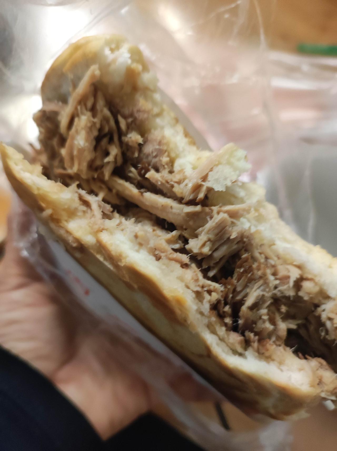 肉夹馍价格不便宜最近西安的肉价真是便宜，小区门口一斤卖9元，批发市场一斤8元
