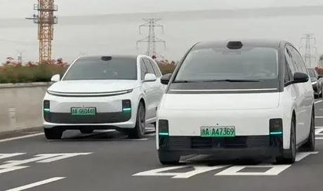 近日，中国汽车标准化研究院发文确认，部分车辆安装的智驾小蓝灯存在灯光滥用情况，易