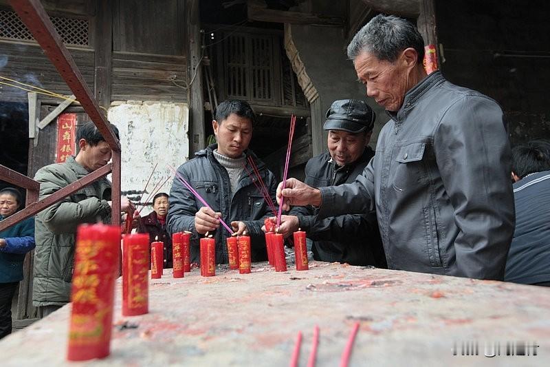 正月三十“开财门”正月三十“开财门”，这习俗十分有趣。在老家，这天晚上一家人会