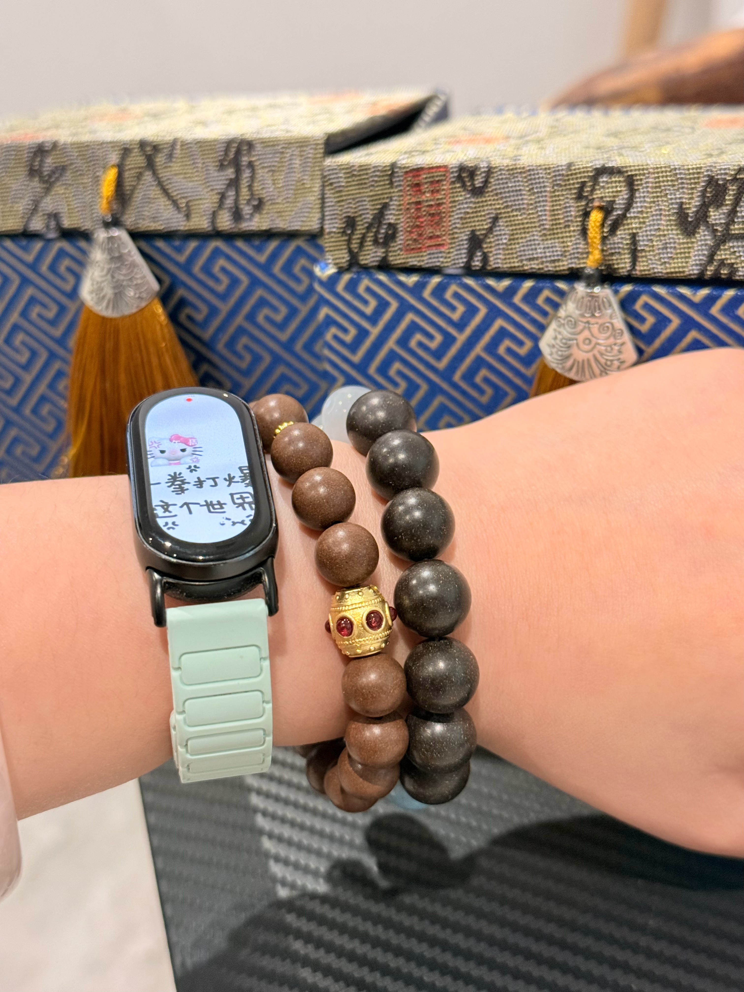 朋友送给我两个中药手串，说是能补气、养血、养心、健脾胃、养发、解郁、祛痰、祛湿等