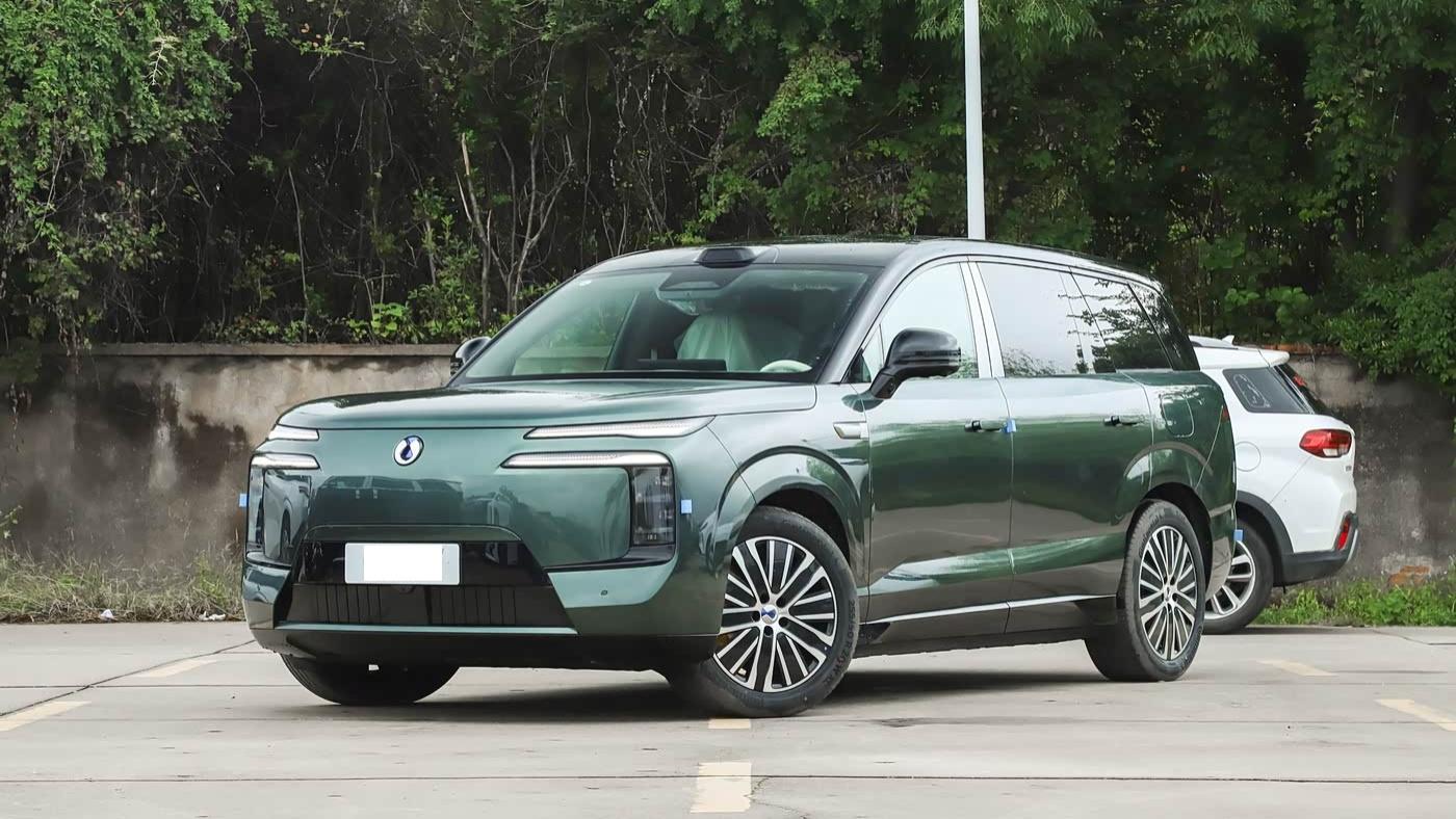 腾势N8L旗舰插混SUV：30万级六座豪华座舱+三电机四驱