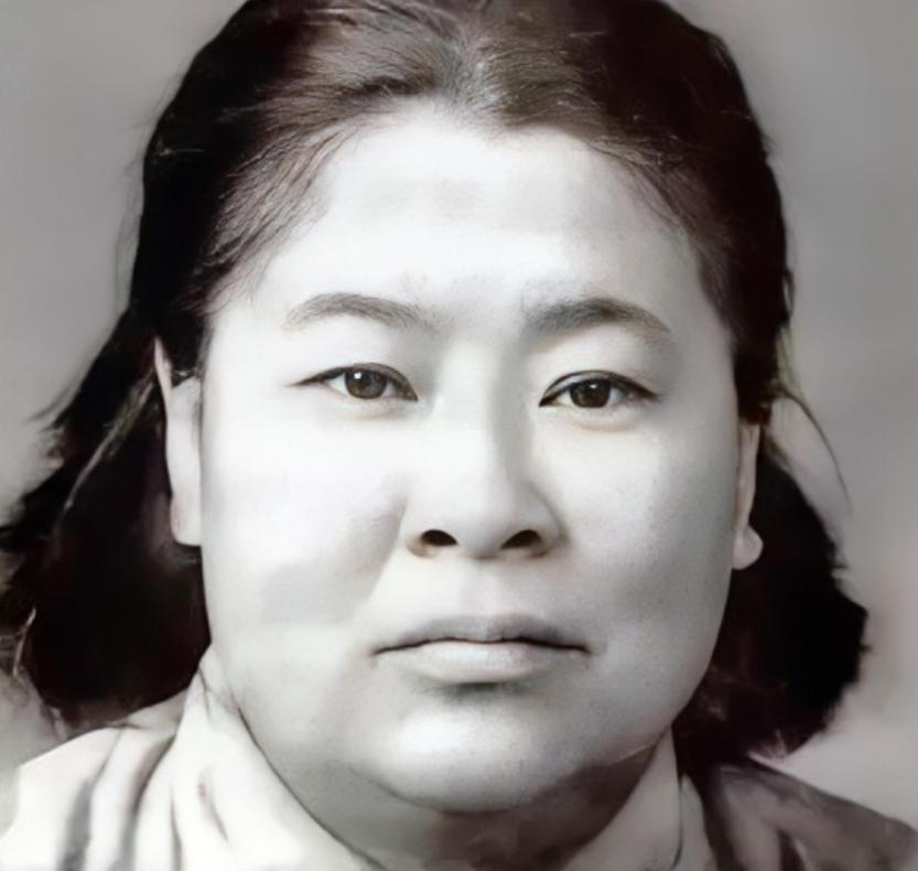 1935年，土匪黑七提出要与红军单挑，何子友去迎战，她对黑七说：“比武如果我