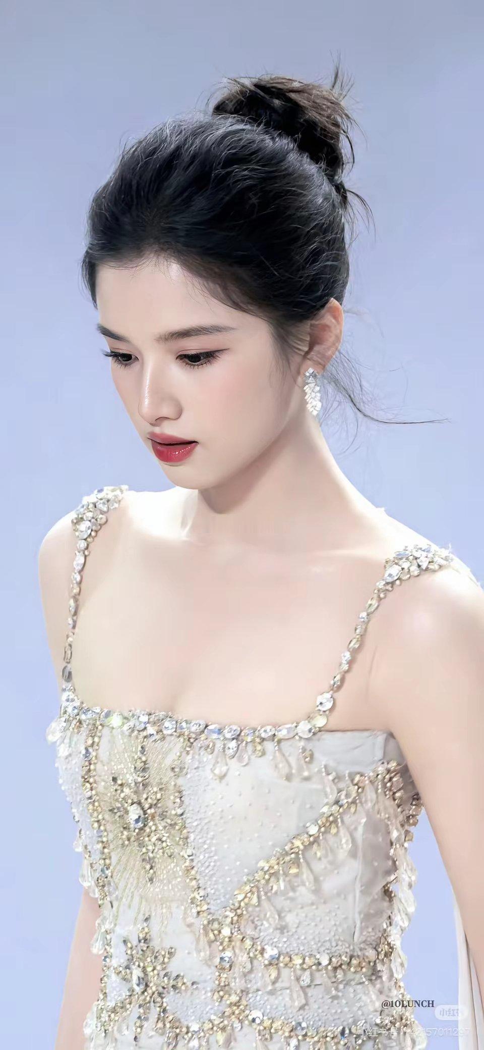 明星是不是从小到大都长得一样啊