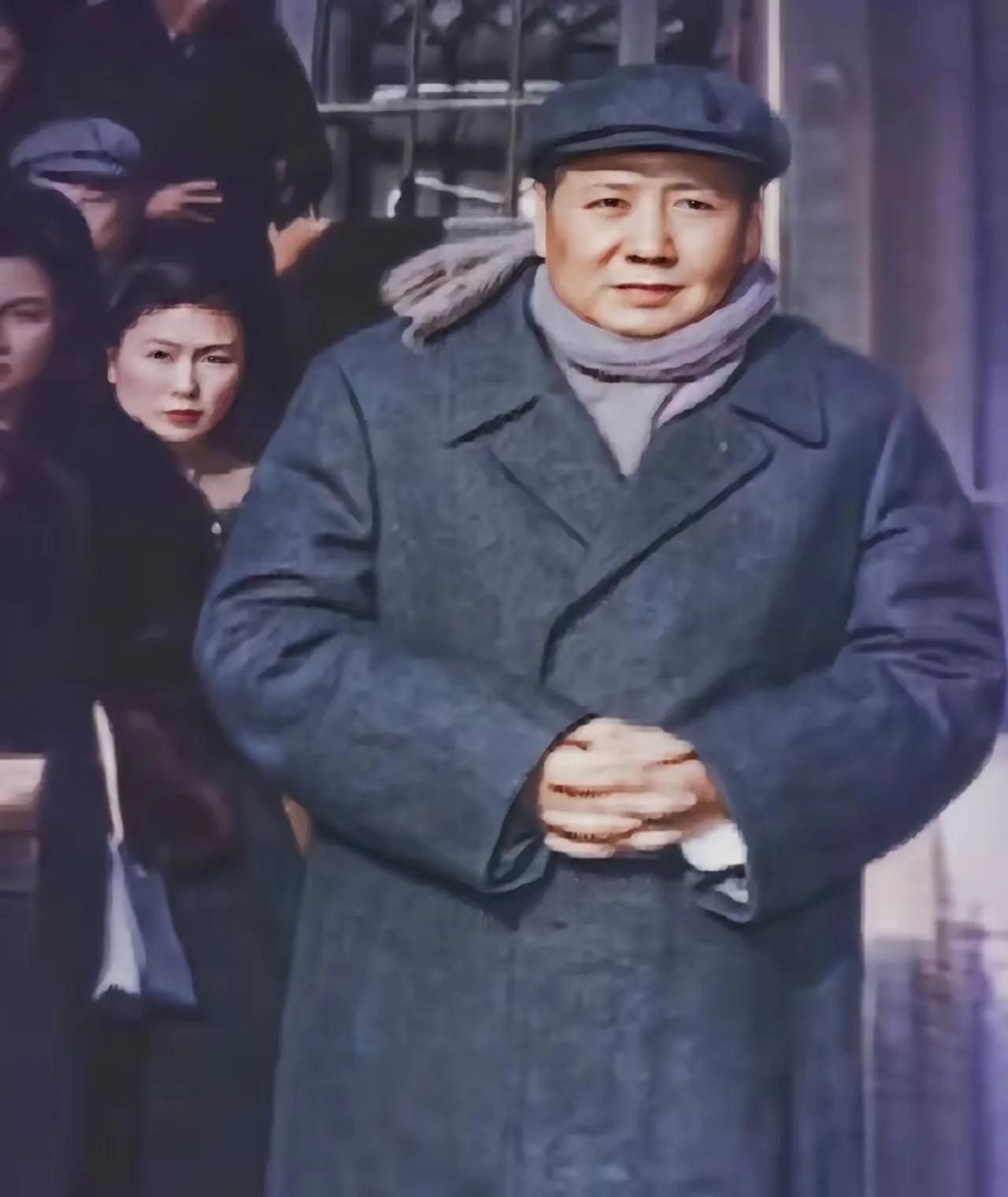毛主席的这张照片你们见过吗？我可是第一次看到，他身穿灰色西服领大衣，带棉帽，围了