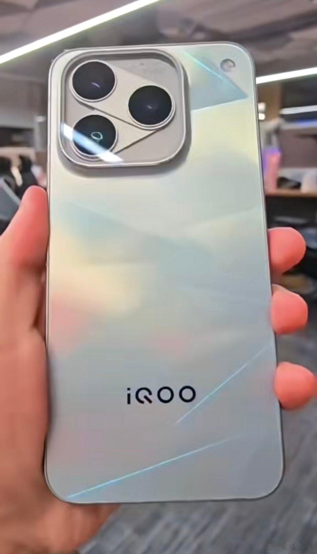 iQOO16外观信息曝光，采用左上角矩阵模组，全新ID设计网传爆料参数搭载骁龙8EliteExtre