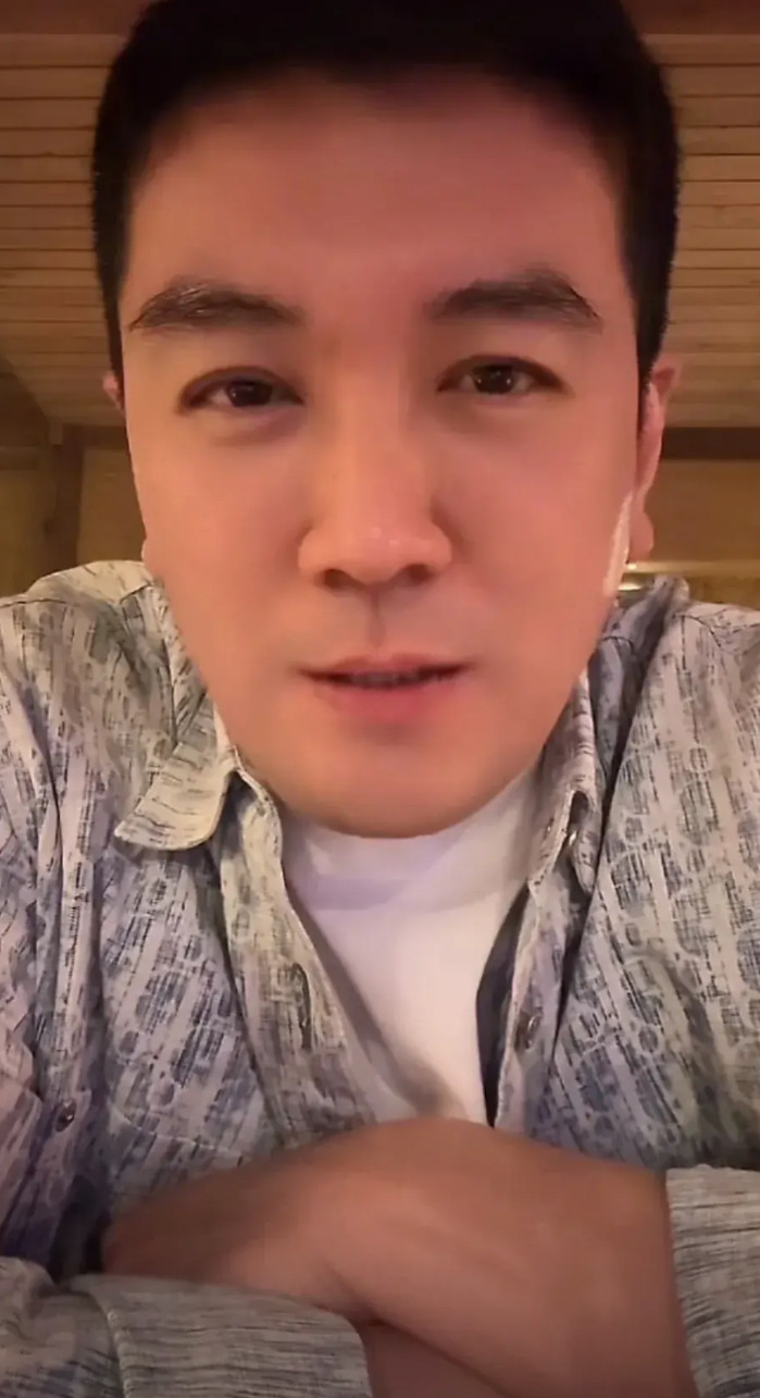 杨子说，从前，你们都说我喜欢PUA控制黄圣依，现在你们知道了吧，不是我喜欢控制她