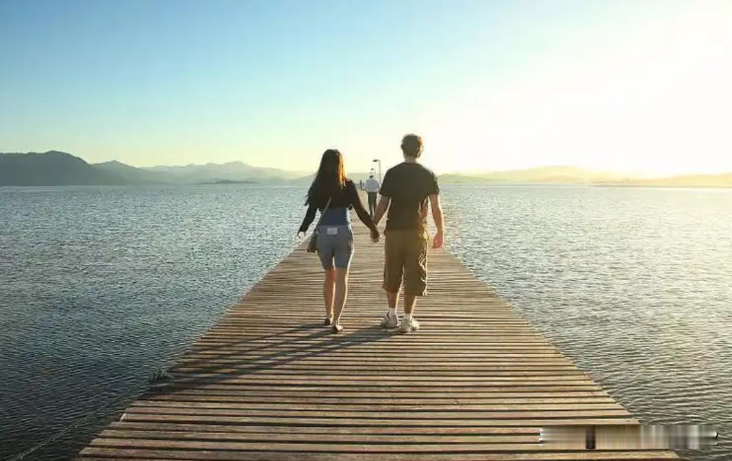 夫妻过日子，钱怎么管？老话说得好，三等夫妻各管各，二等夫妻一起管，那一等夫妻呢？