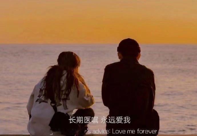 选择一个男人，看他的眼神，他的酒品，看他的衣品，看他的朋友，看他接爸妈电话语气，