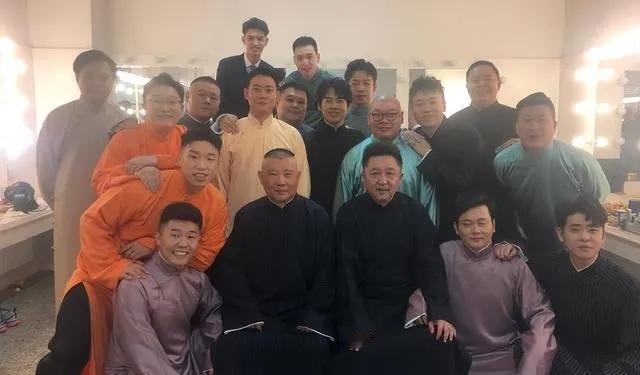 德云社成员穿着传统服装的合照：我认出了郭德纲，于谦；岳云鹏，栾云平，朱云峰，张