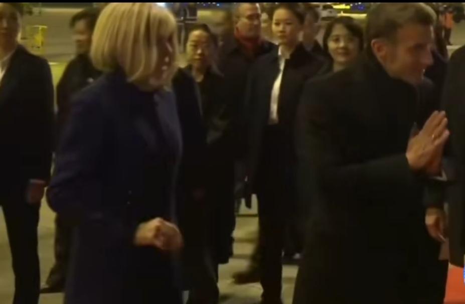 马克龙到成都三大美女现身接机现场据报道，12月4日晚间，法国总统