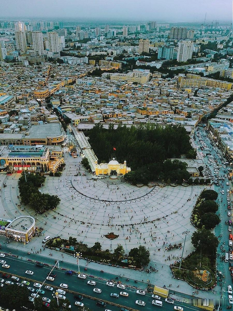 艾提尕尔清真寺是新疆乃至中国规模最大的清真寺之一，位于新疆维吾尔自治区喀什市中心