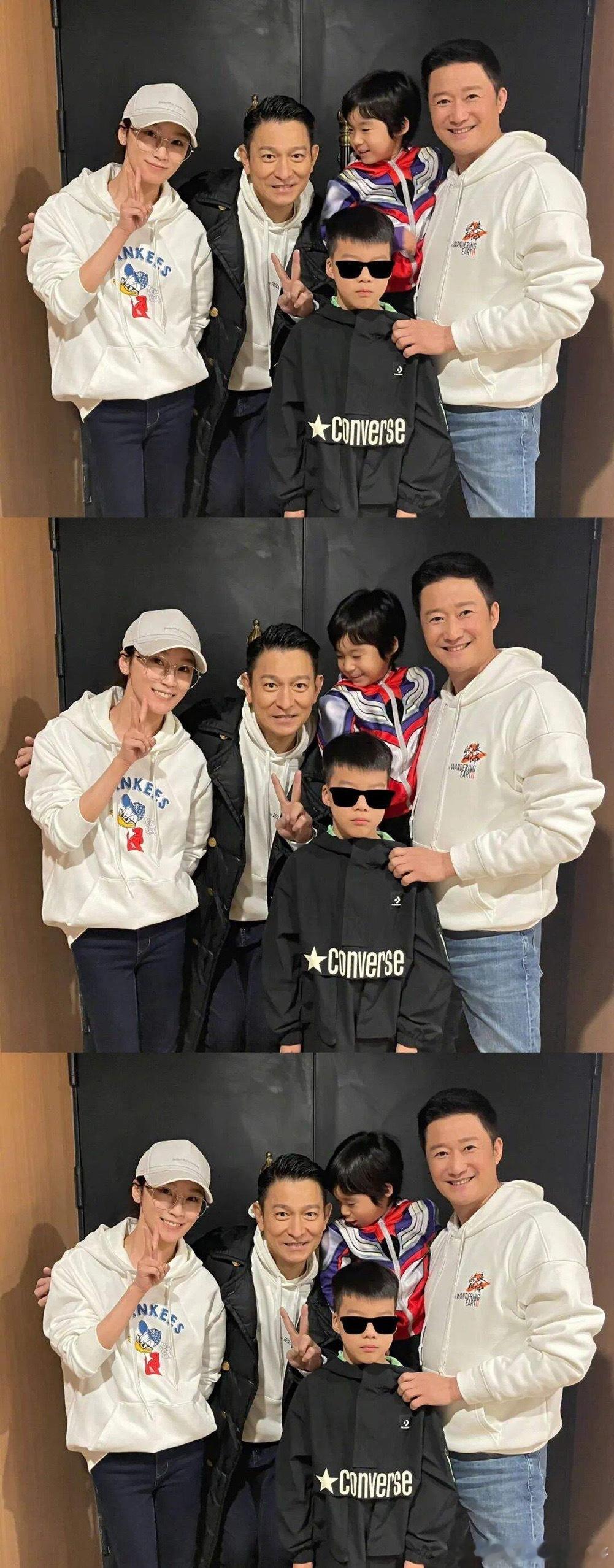吴京一家四口与刘德华同框照曝光，两个儿子表情包抢镜！