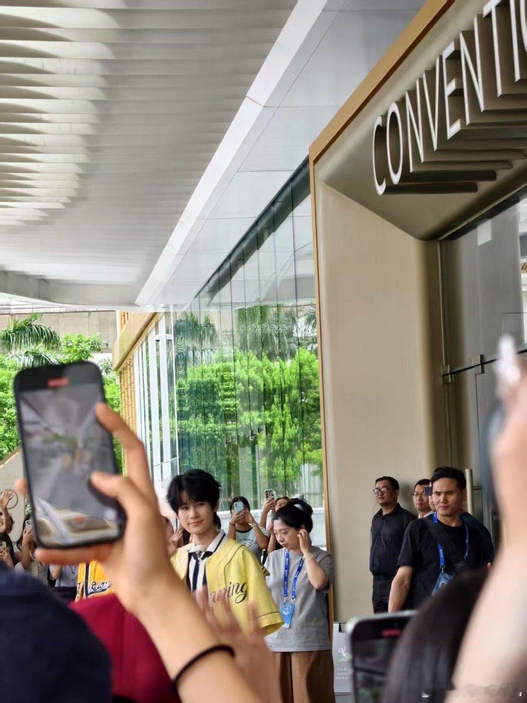 全澳门都在偶遇跑男吗奔跑吧救命！澳门街头到处都是跑男的身影，有人围观游戏，有