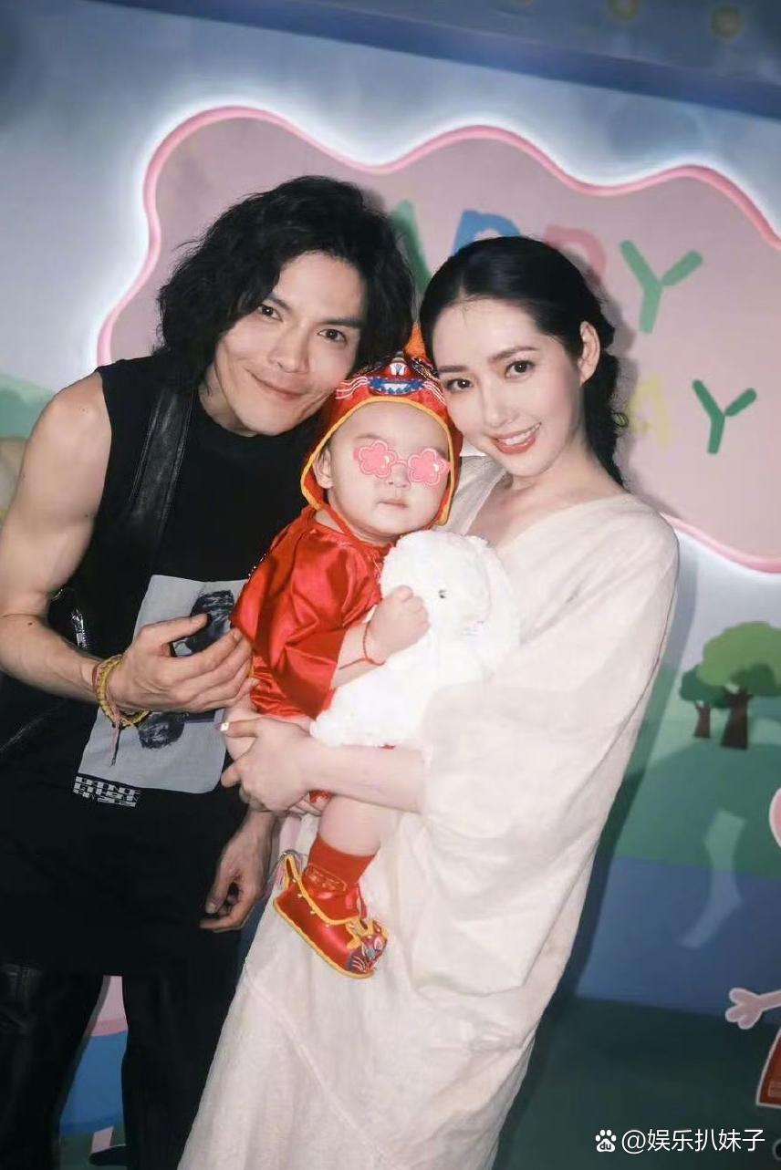 1.张凌赫其实并不想回应“粉底液将军”这个称号，毕竟官媒也没指明就是他，但粉丝一