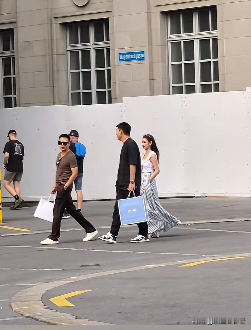 马筱梅陪老公在国外进修被拍到！不得不说马筱梅是老公走到哪她跟到哪，还挺粘人的，