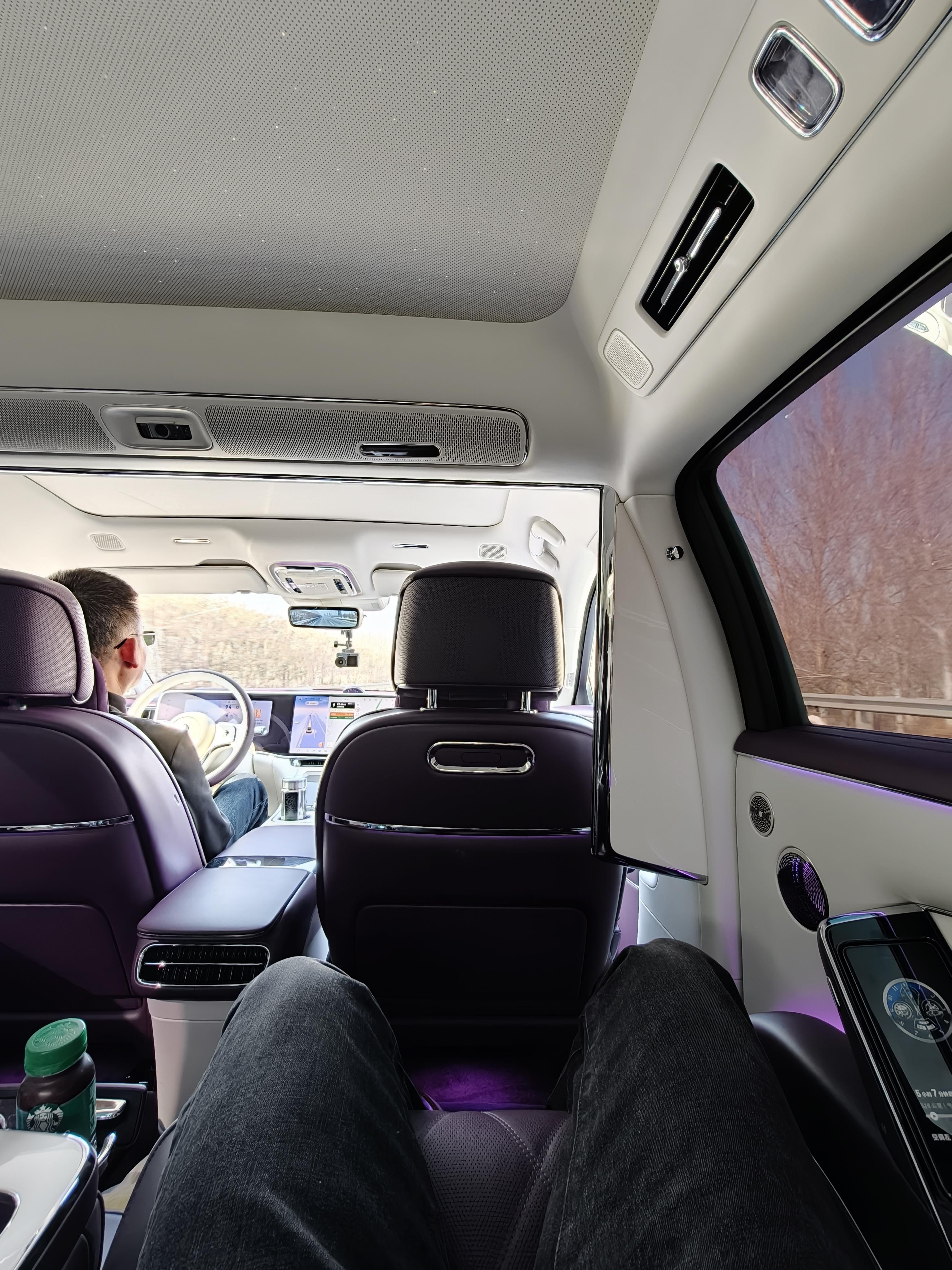 说实话，还好尊界的后排真的足够舒服，我和我爸轮流开，在后排时能躺着睡觉休息，休息