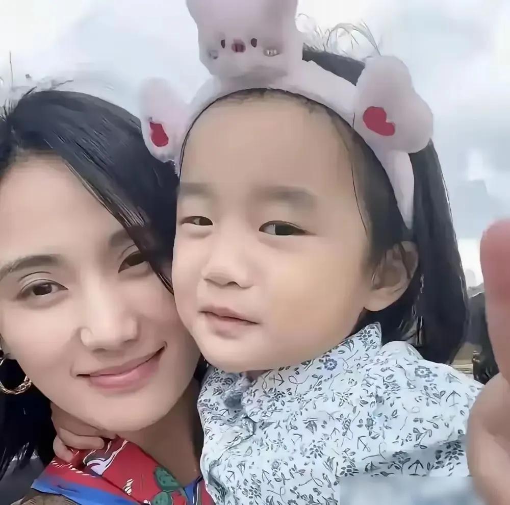 王菲这低调性子，发微博都跟猜谜似的，这次一张远山蓝天图配句“孩子她爸，现在好了”