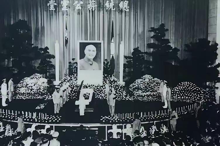 两蒋归葬大陆大戏开锣！50年浮厝悬案终启动，奉化墓地已备好。说起蒋介石和蒋经