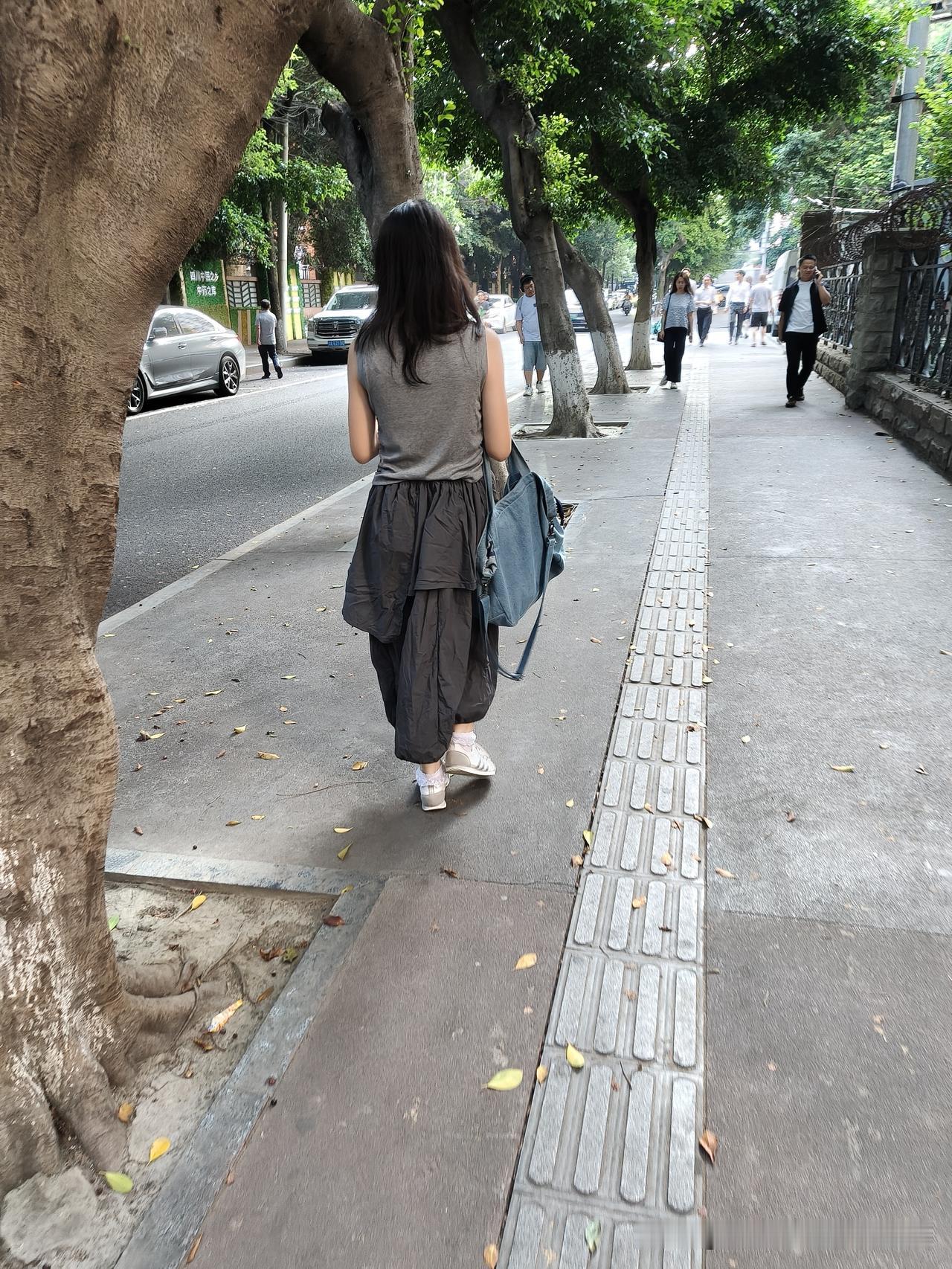 我认为不认可下面这个照片，是我周末送雇主宝宝上课时，在她后面偷拍的。我本来是看