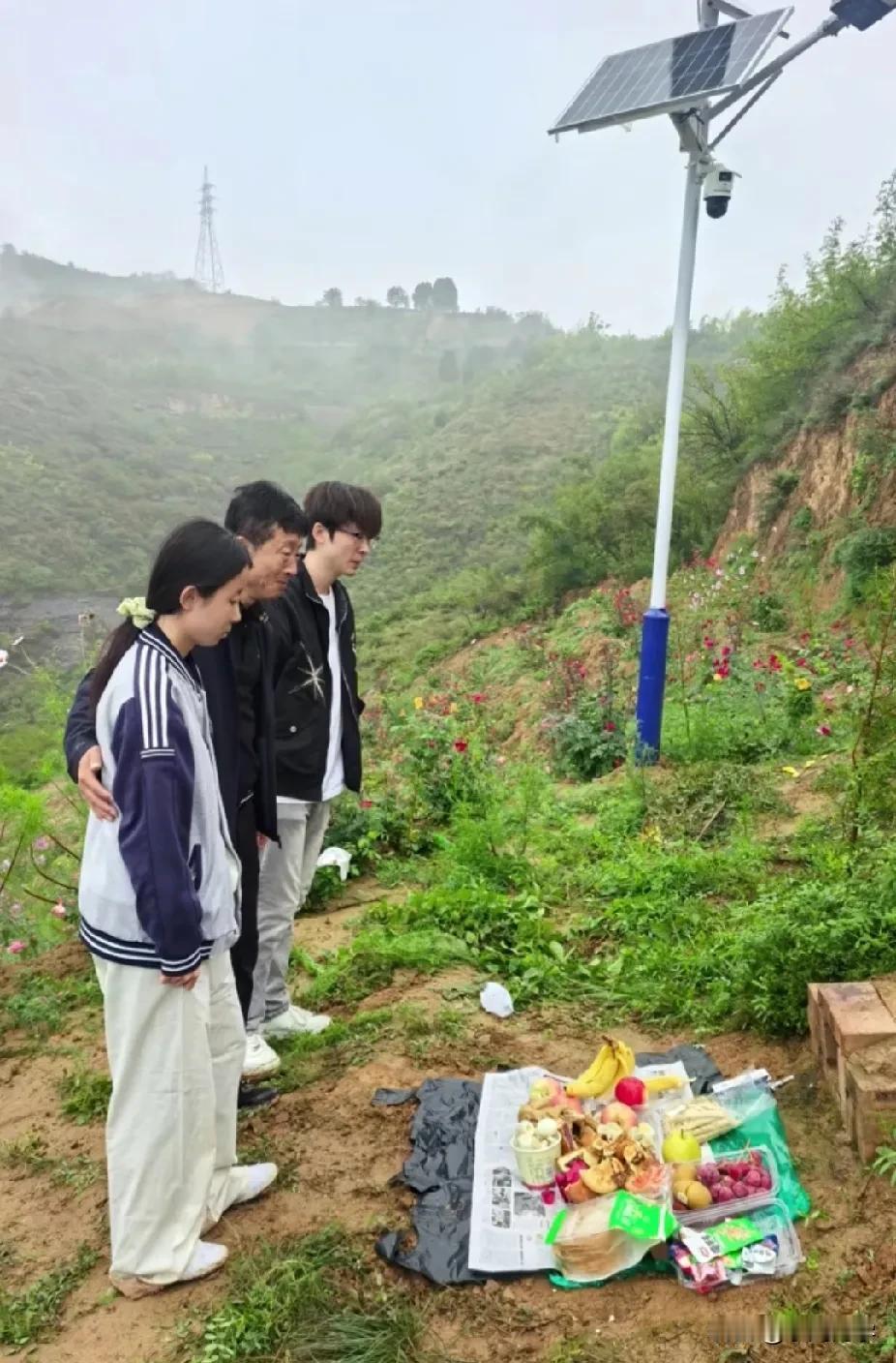  谁说现实里没深情？媳妇走了3年，这大哥还在坟头装监控“唠嗑”，拎着她生前爱啃