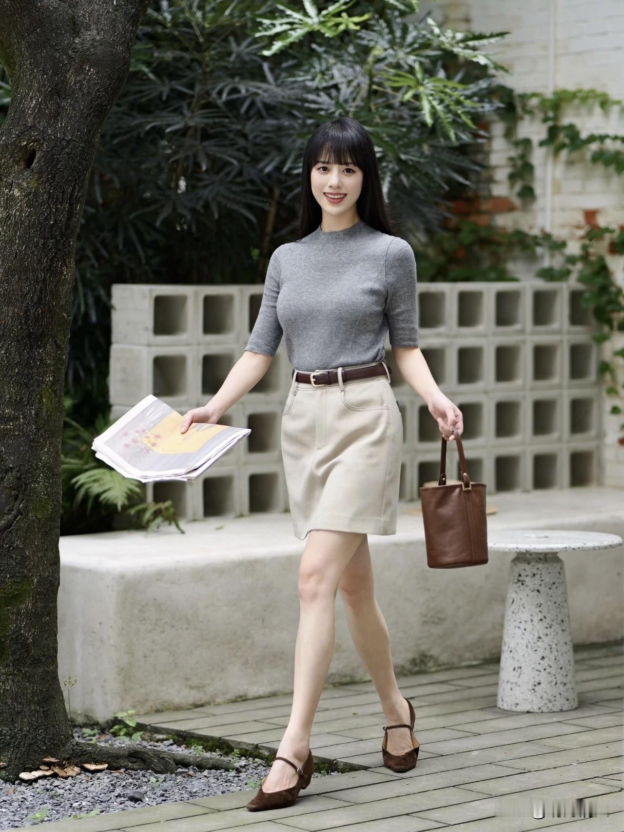 职场穿小短裙拍照，怎么才能不显刻意反而有知性美？最简单好用的就是“边走边抓拍”。