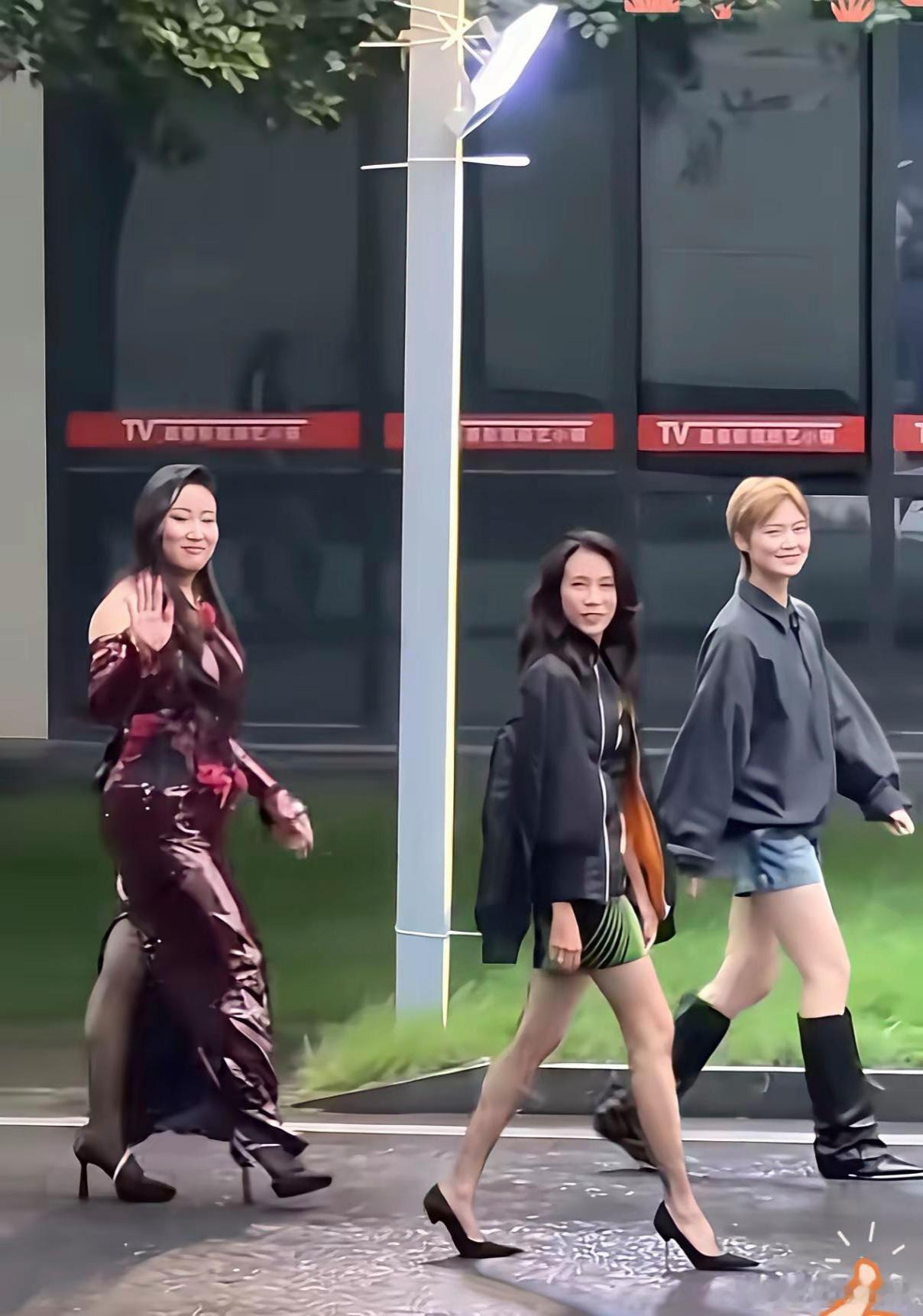 莫文蔚的身材为整体形象加了不少分莫文蔚一双美腿，在人群中尤为突出。三个人走在一起