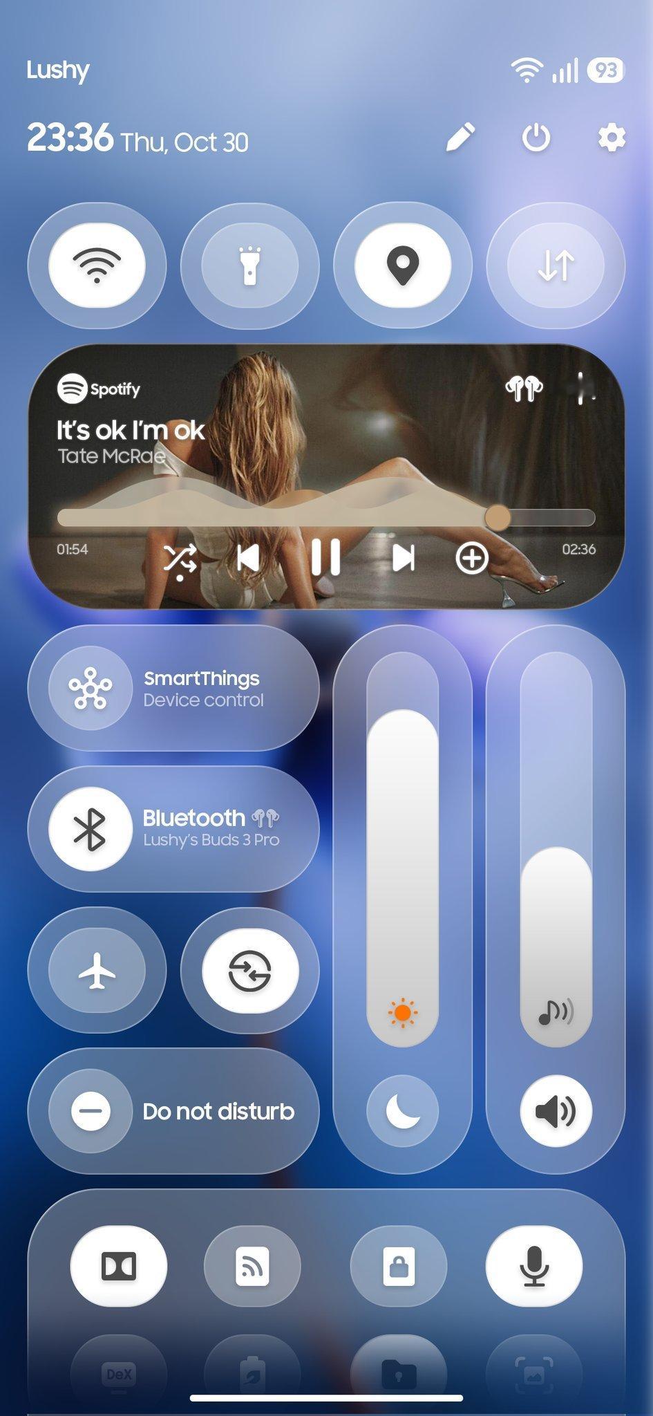 解读一下一位外国网友对OneUI8.5的快捷面板创新性设计“药丸形设计语言