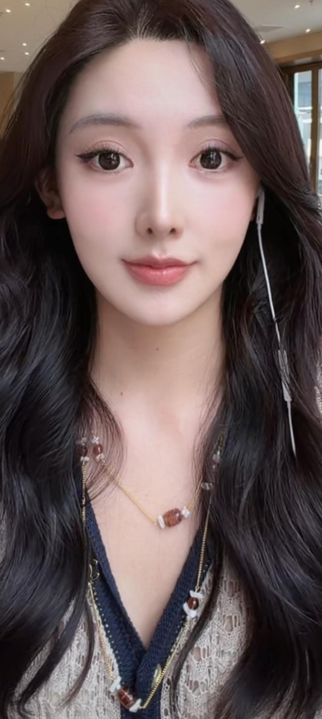 这个小姐姐好漂亮，发型好美！