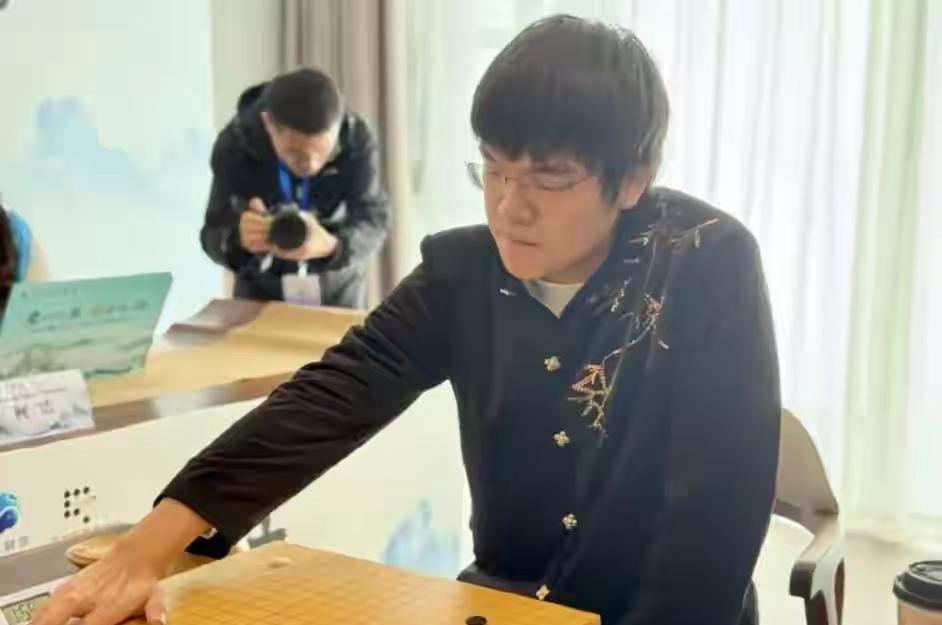 祝贺柯洁棋圣三连冠，廉颇不老，尚能饭，今天柯洁执黑逆转胜屠晓宇，虽然是屠晓宇超时