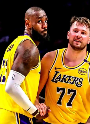 全队都有问题，更衣室绝对有事斯玛特赛季初那种拼抢式争夺球权，那种拼劲，已经荡然