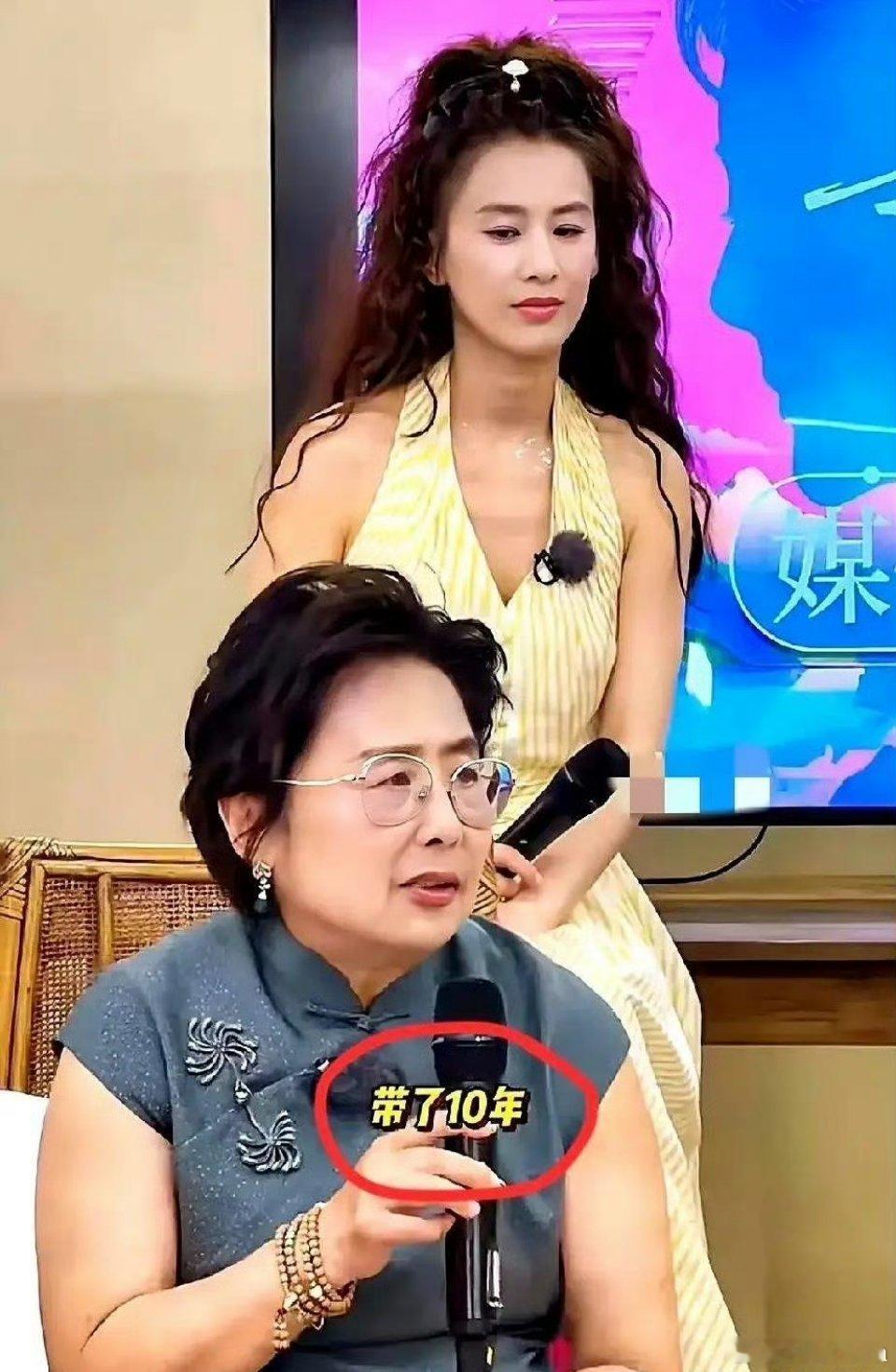 圣依妈妈最新采访直接掀了杨子家的老底，那个抢着喂安迪吃饭的