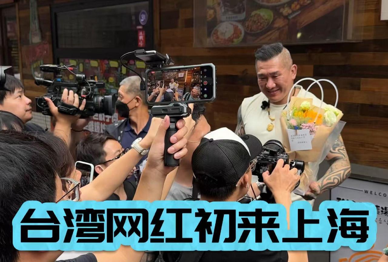 湾湾网红馆长来大陆旅行直播现在估计肠子都悔青了！原以为在湾湾已经是一名人物，