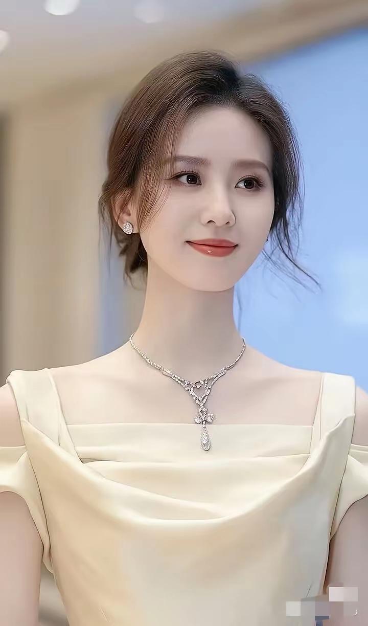 优雅气质，轻奢珠宝，甜美微笑，尽显女性魅力。