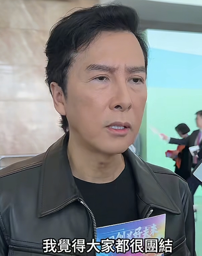 甄子丹参加香港第八届立法会选举投票。接受采访，并且回答了问题。甄子丹对妻子的