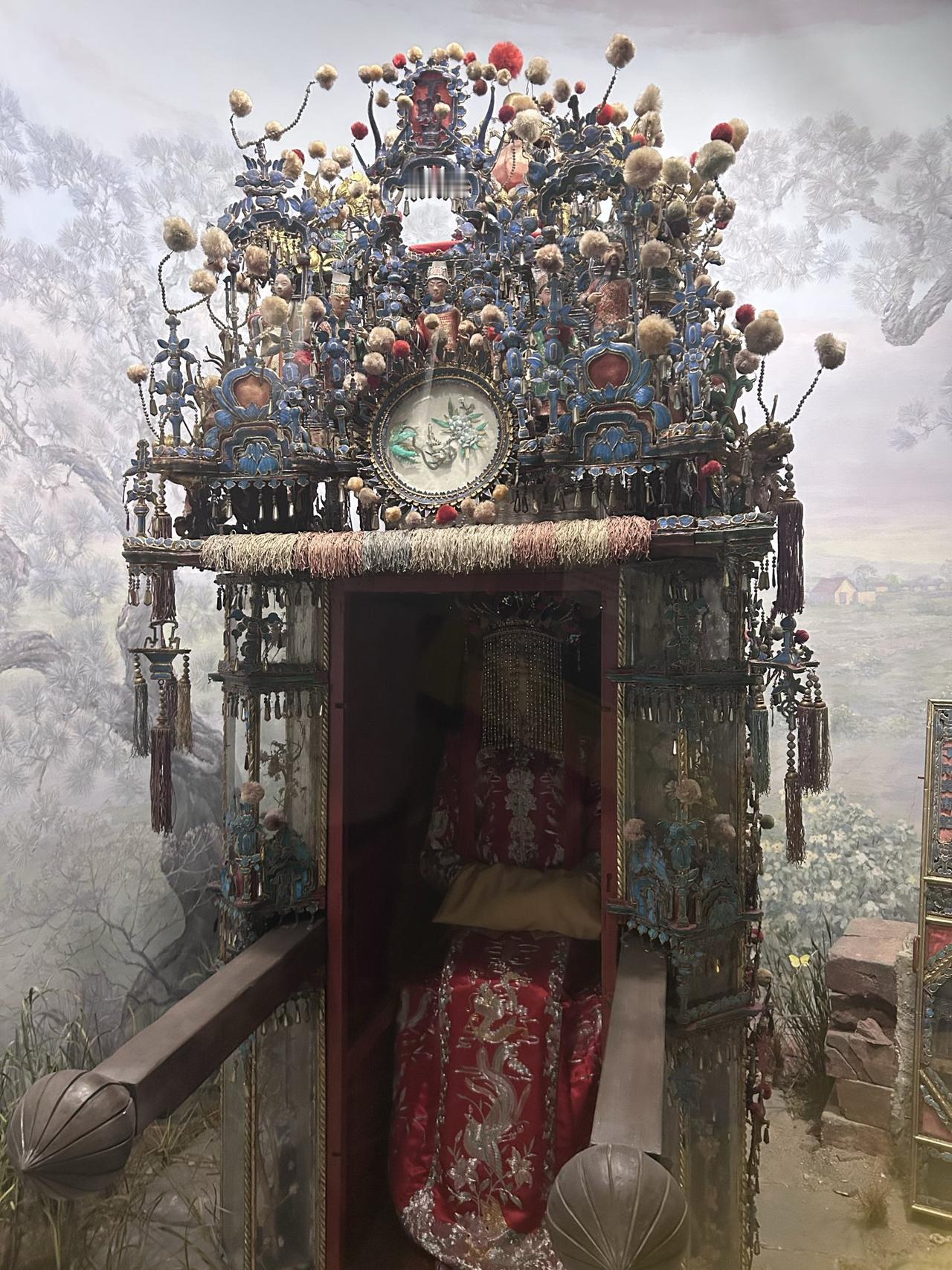 现藏于纽约美国自然历史博物馆的一顶清代“点翠”婚用花轿；该花轿采用了超过一万只翠