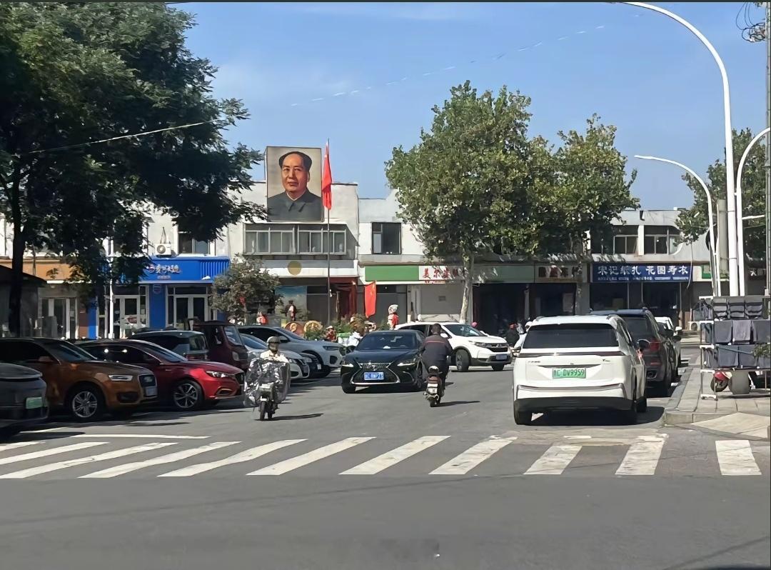 这条街真亮堂！教员画像真亲切！看到一个评论说，这是山东淄博淄川区慕王社区。