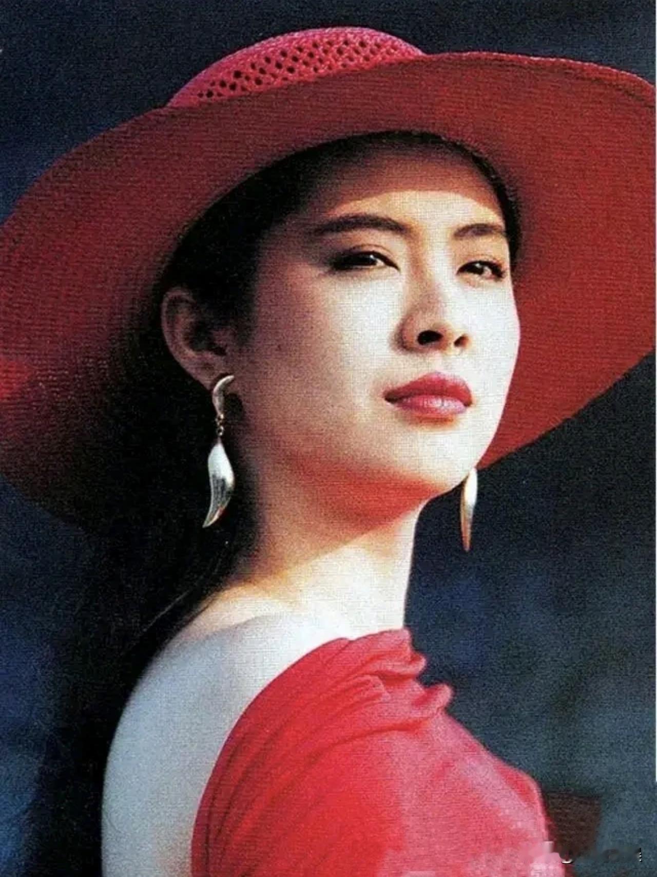息影二十多年后，王祖贤首次参加内地访谈节目，对围绕在她身上的诸多传闻一一做了澄清