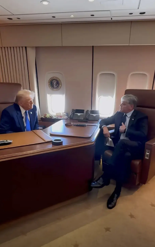 难得一见！USA空军一号内部里的布置和陈设，是这样子的！USA总统坐在靠窗的位置
