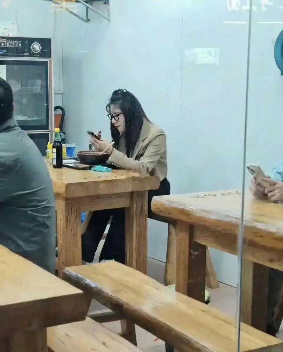 没人告诉她筷子不能这么放吗