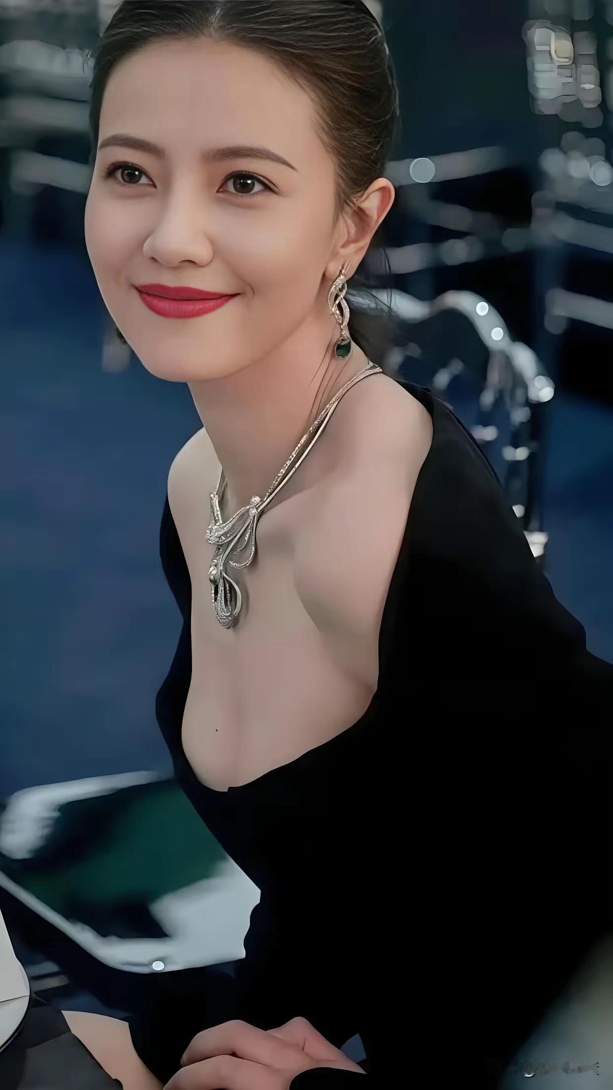 娱乐圈绝色美女排名据说是：有菲选菲，无菲选圆，无菲无圆选景甜。“圆”是高圆