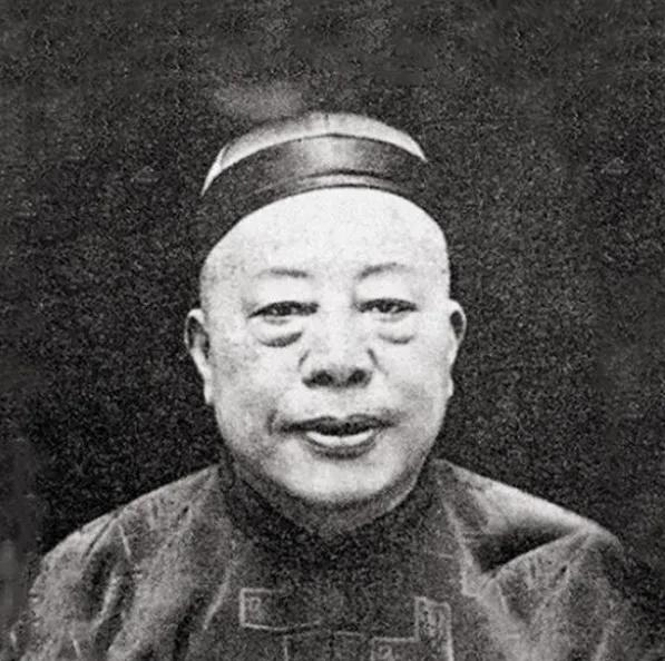 1949年5月，上海解放后，军管会杜宣奉命与黄金荣谈话，黄一见杜宣带着十几名全副