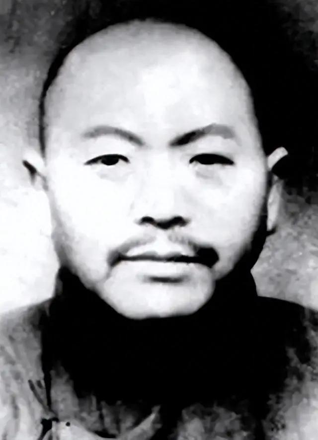1951年，头号卖国贼黄标被带上处决高台，枪械装填弹药的瞬间，黄标突然大喊：“我