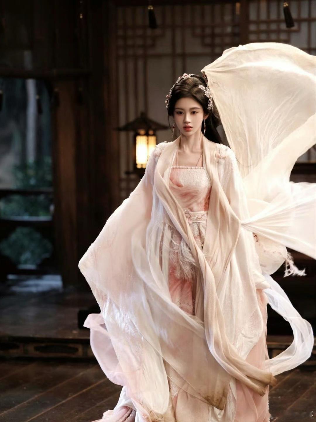 郭敬明的审美内娱独一无二，可以放心的是正片比路透还美。月鳞绮纪鞠婧祎陈都