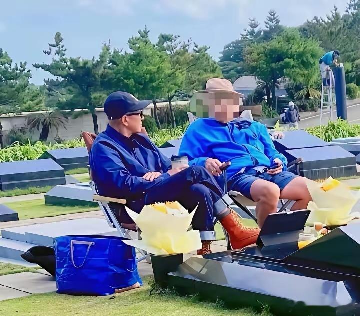 具俊晔又坐在大S墓前了。平板架在墓碑上，他和朋友并排坐着，手里捏着罐装饮料，有一