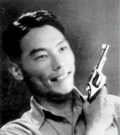 1961年，周总理在钓鱼台偶遇一个落单的少女，就问她：“你爸爸是谁？”1