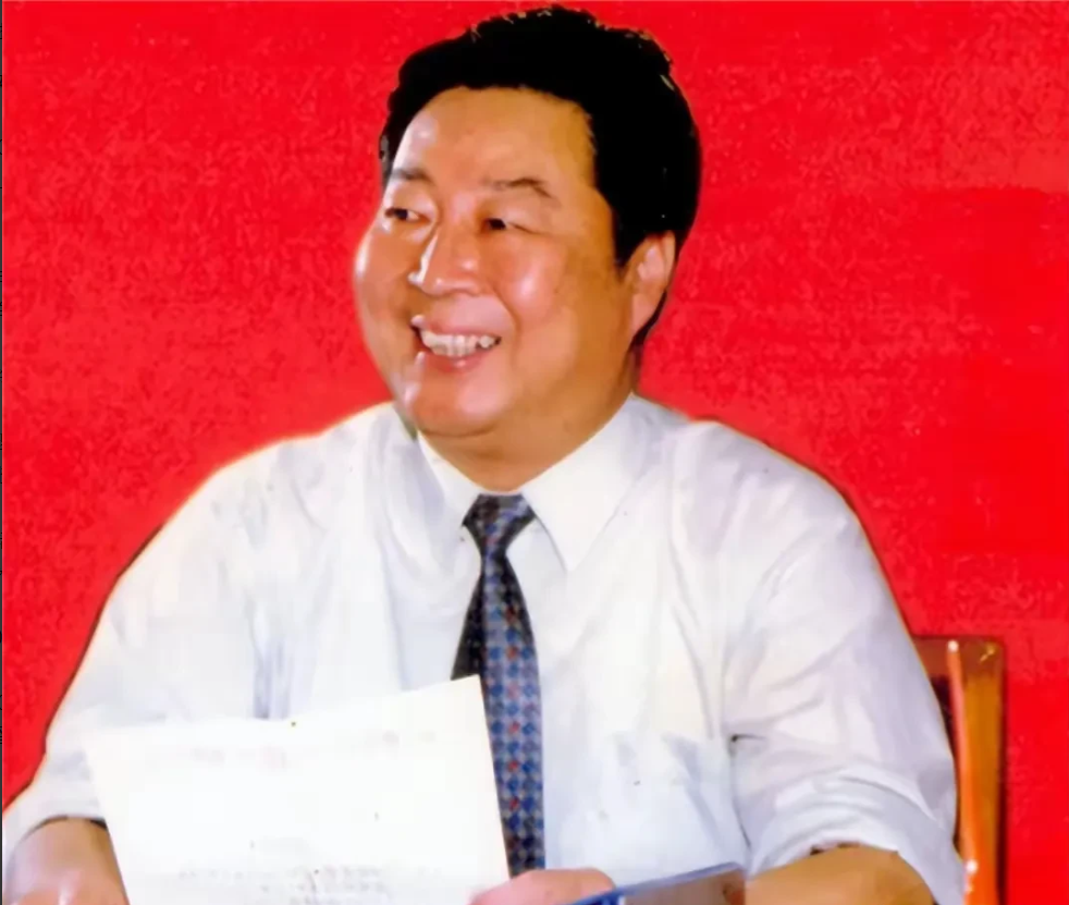 小偷潜入湖南的一家行窃。他只找到了4000元钱和两条香烟。小偷骂骂咧咧：“怎