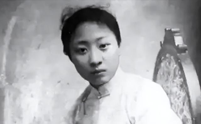 1925年，27岁露兰春伺候完57岁的黄金荣，便泛起恶心去洗手间干呕，擦完嘴巴，