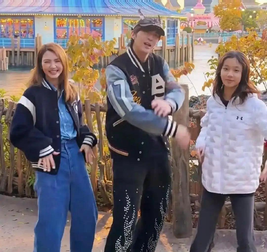 洪欣最近终于大大方方和张丹峰同框了，两口子一起陪着儿子女儿出去玩，力破外界的婚变