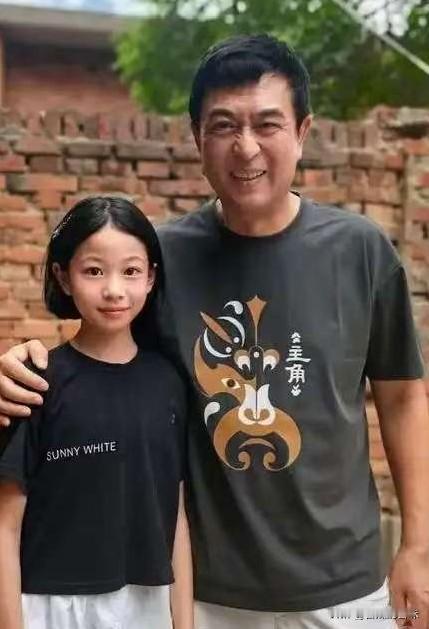 和张嘉益老师同框的这位小演员，你认识吗？她叫王少熙。她在剧中演唱的那段“他大舅他