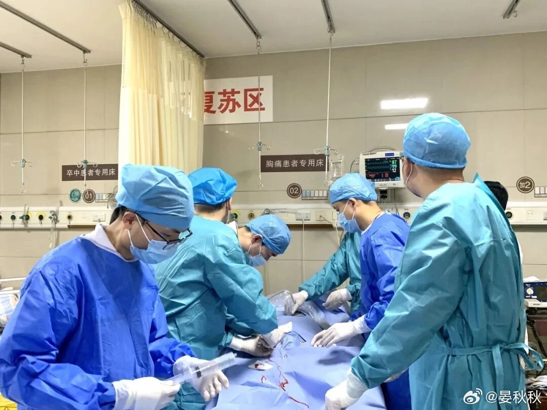 错把心梗当中暑38岁骑手硬扛3小时险没命上海一家医院，前几天接了个38岁外卖骑手